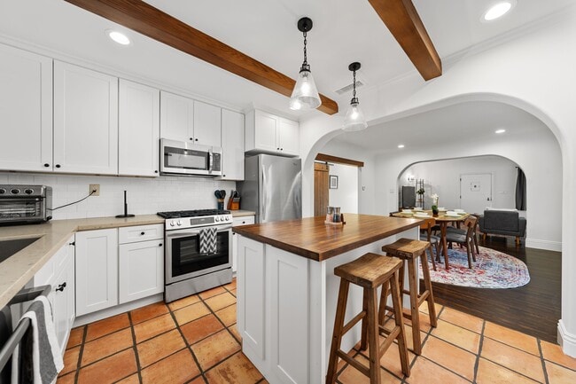 Building Photo - 2624 S Palm Grove Ave