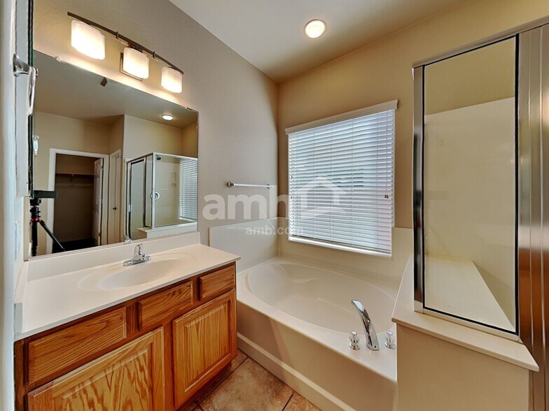 Building Photo - 16282 W Mercer Ln