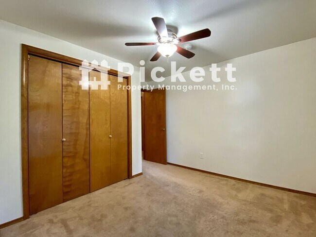 Building Photo - Lovely 3 Bed Island Lake Tri-level
