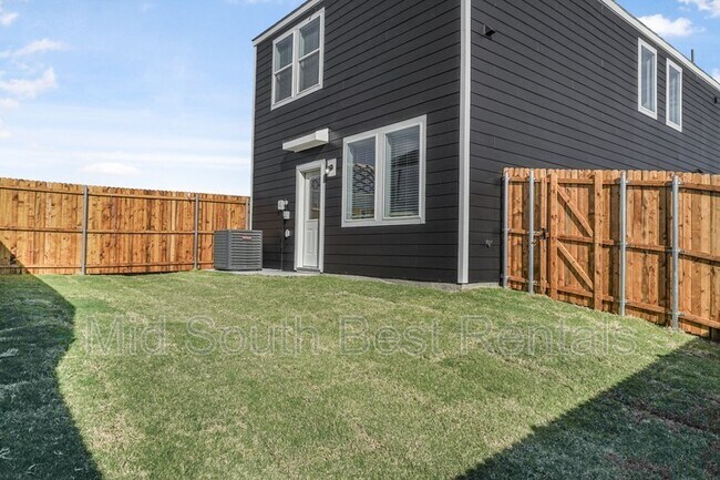 Building Photo - 220 Redwood Rd