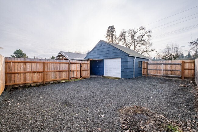 Building Photo - Charming 3-Bed 2 Bath Home with Spectacula...