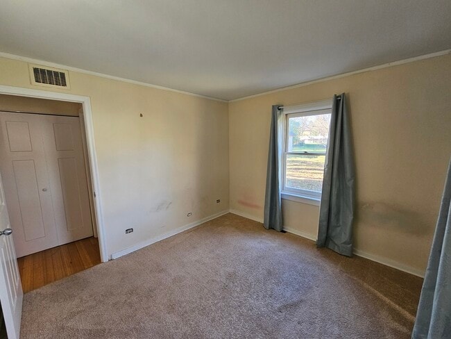 Building Photo - 1N670 River Dr