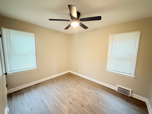 Building Photo - This beautifully updated 3-bedroom, 1-bath...