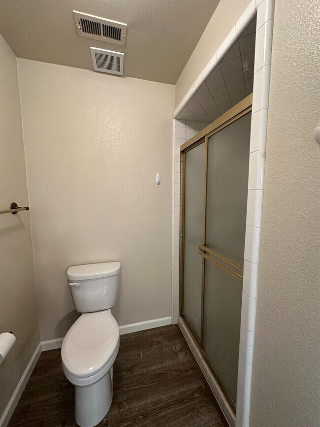 Building Photo - 5072 N Forkner Ave