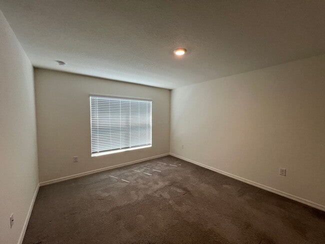 Building Photo - 4 Bedroom, 2 Bathroom Home in the Highly D...