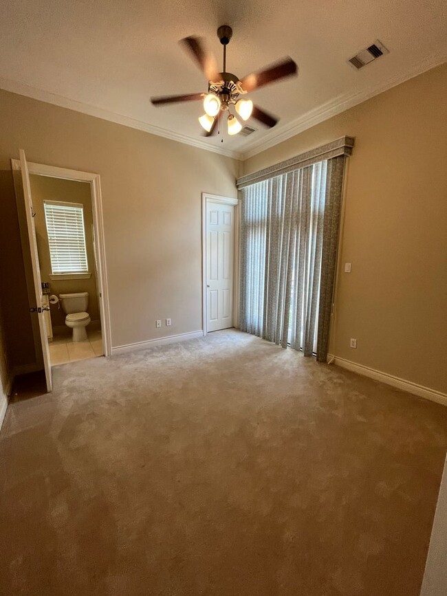 Building Photo - Wonderful 4/3.5 Townhome