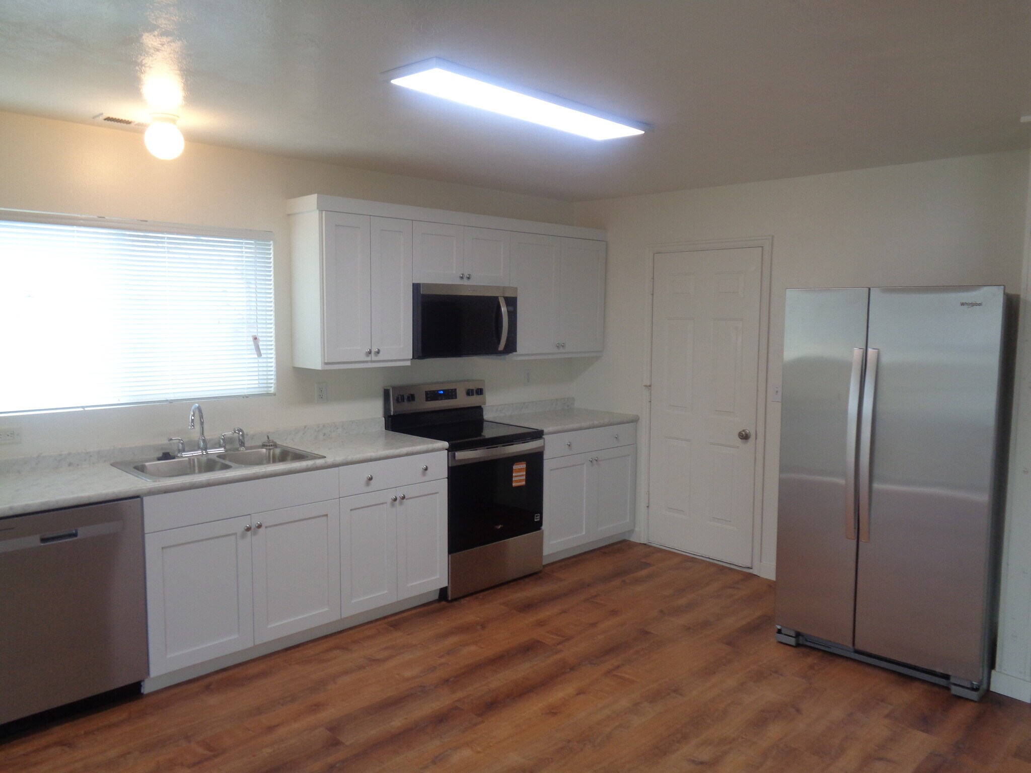 Building Photo - 777 Valley View Dr