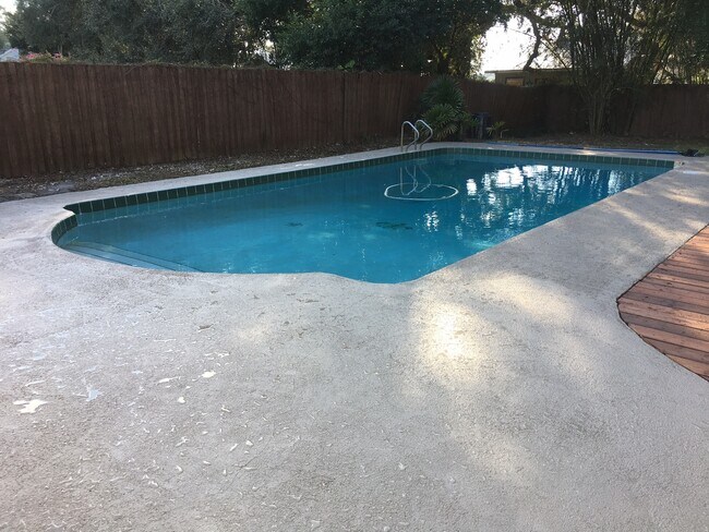 Building Photo - 3 Bedroom, 2 1/2 Bath Single Family Home W...