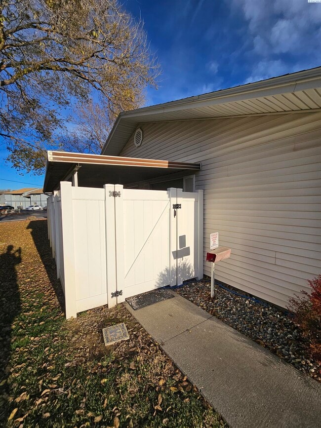 Building Photo - Completely Remodeled Condo; Very Private & Quiet