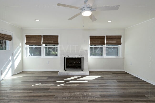 Building Photo - Perfect 3 Bd / 2 Ba Olde Towne Daphne Home!