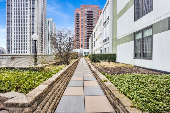 Building Photo - 660 W Wayman St