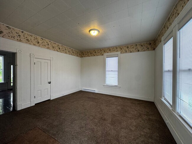 Building Photo - 910 8th St