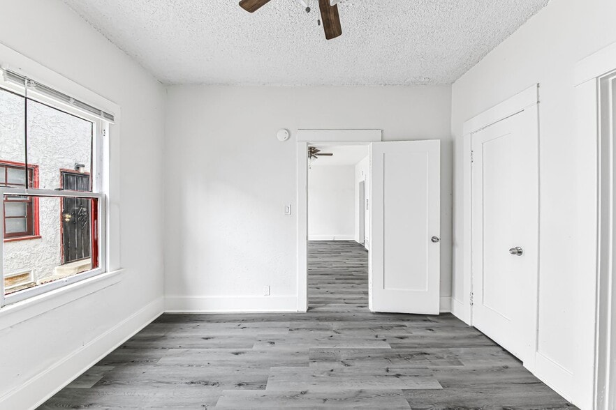 Building Photo - 1045 E 4th St