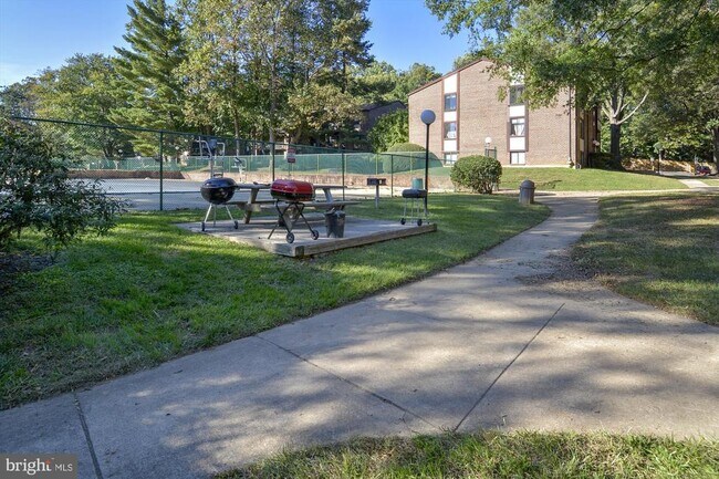 Building Photo - 9712 Kingsbridge Dr