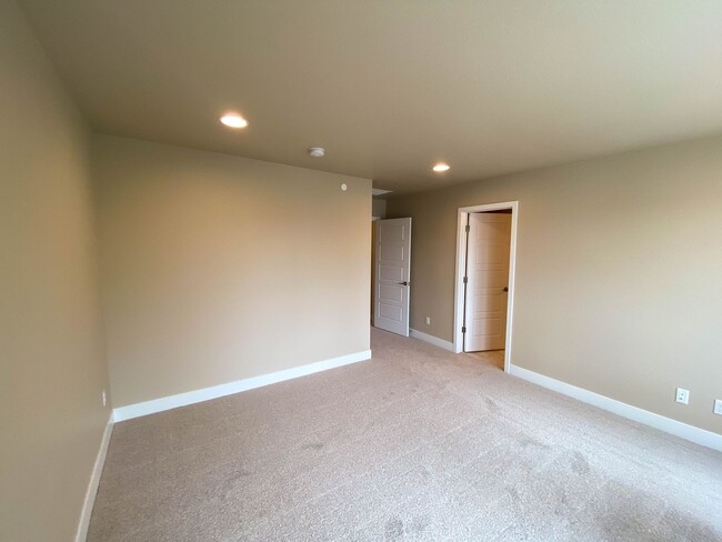 Building Photo - Stunning 4-Bedroom Duplex in Desirable Alp...