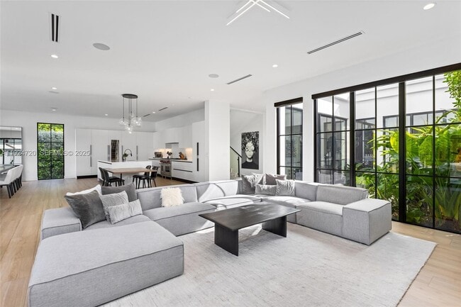 Building Photo - 895 NE 76th St