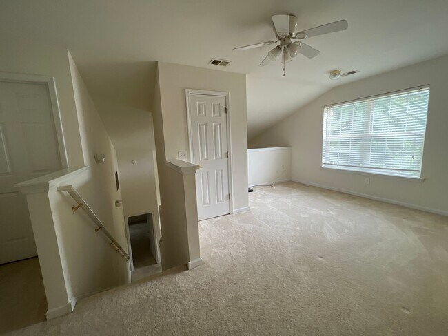 Building Photo - Gorgeous 3 Bedroom townhome in Carolina Fo...