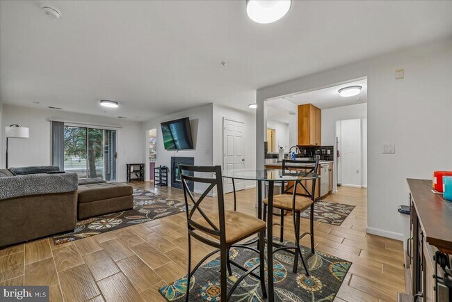 Building Photo - 10010 Vanderbilt Cir