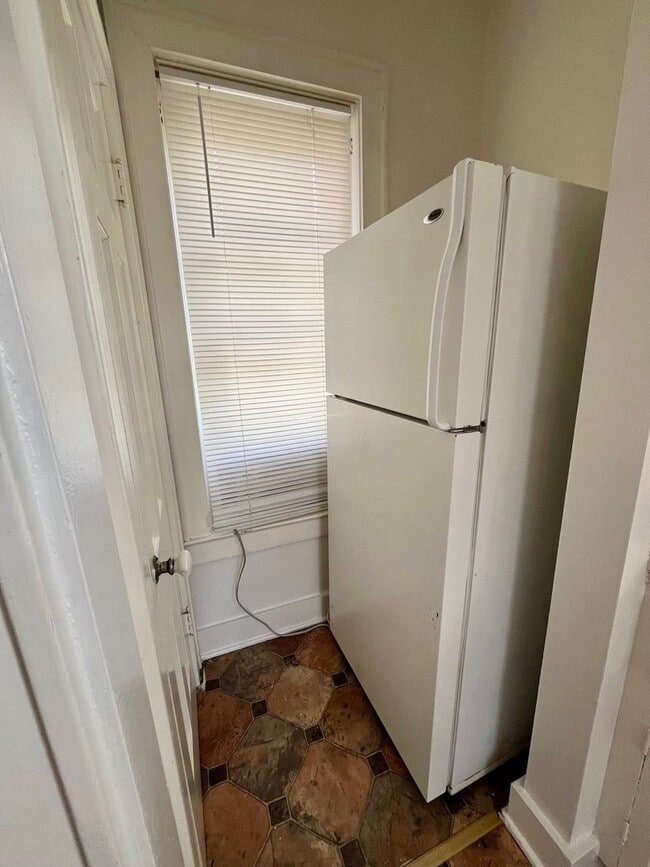 Building Photo - Move In Special! *LOCATION* Fabulous 1/1 with extra space ONE BLOCK off the St Mary's strip and c...