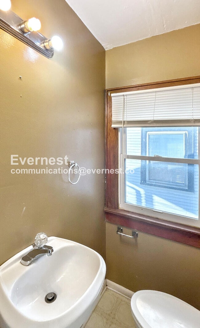 Building Photo - 3 Bed /1 Bath Townhome / Pet-Friendly / Vouchers Accepted / Available Now!