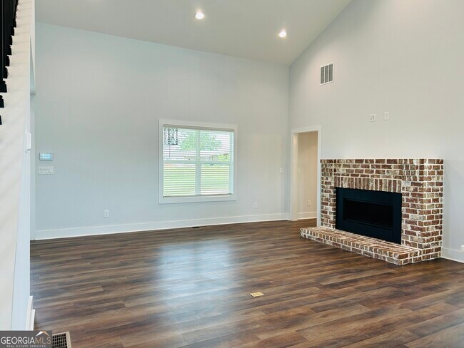 Building Photo - 425 Smokey Rd