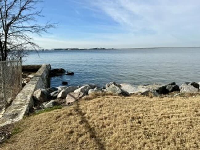 Building Photo - Larchmont