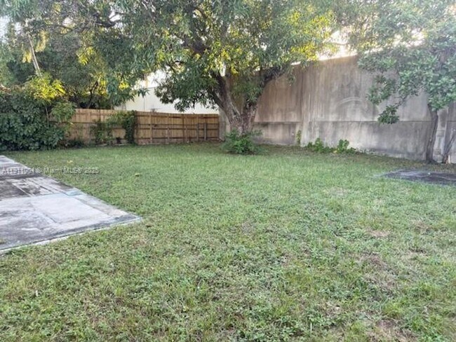 Building Photo - 640 SW 11th Ave