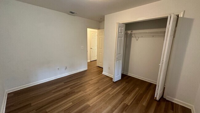 Building Photo - Recently Updated 3/2 Newer Kitchen, Deck &...