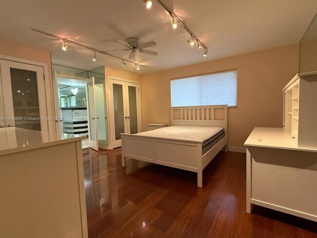 Building Photo - 1728 NE 39th St