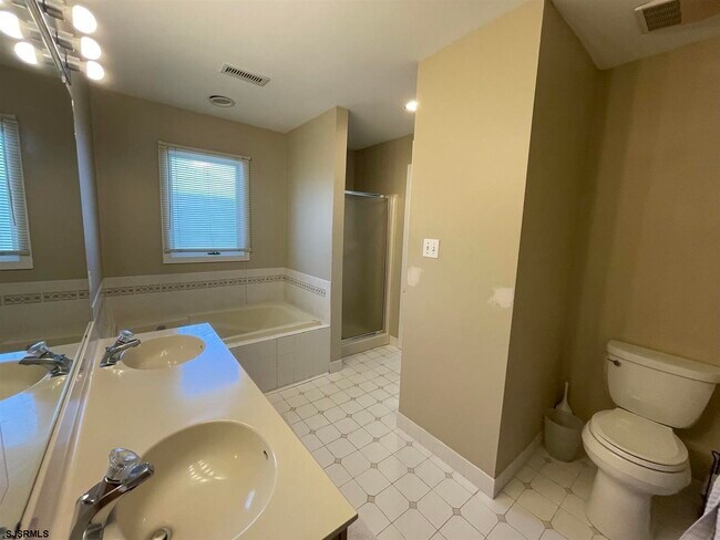 Building Photo - 12 Seaside Ct