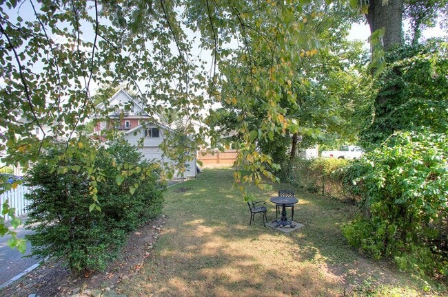 Building Photo - 82 Elm St