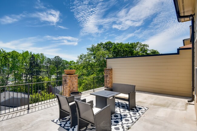 Building Photo - 1941 Ridgemont Ln