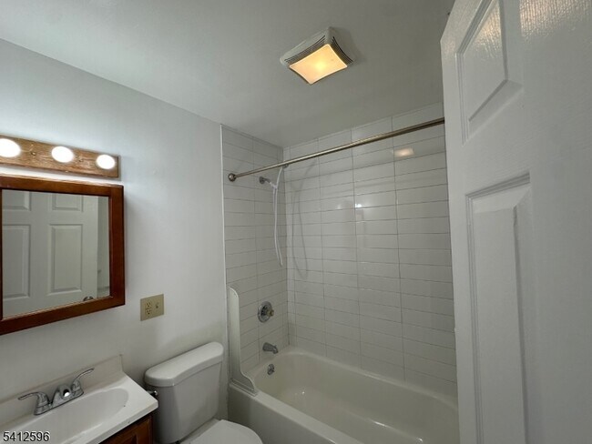 Building Photo - 145 Smith St