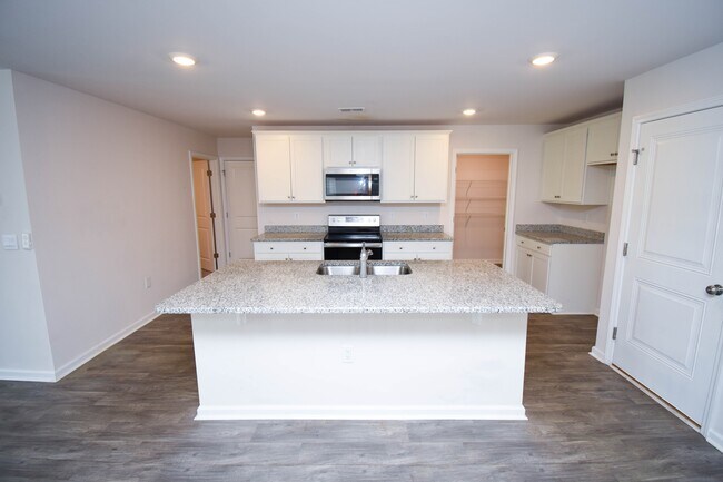 Building Photo - 6619 Colonial Dr