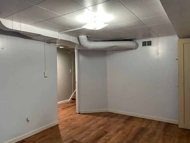 Building Photo - House For Lease