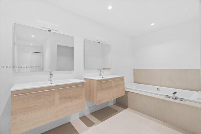 Building Photo - 5254 NW 94th Doral Pl