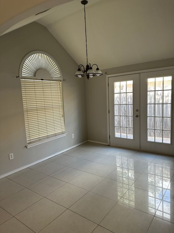 Building Photo - 720 S Logan Dr