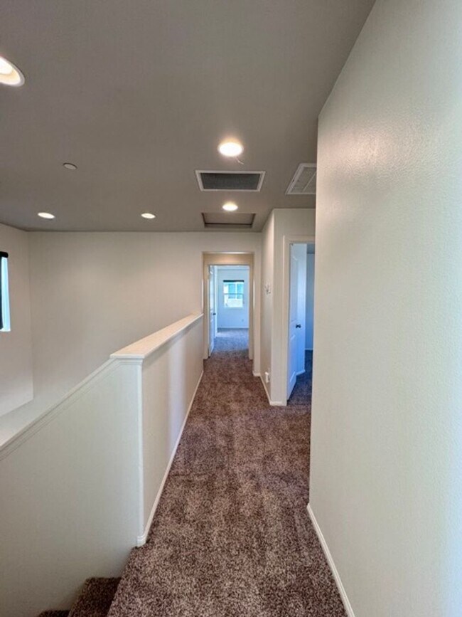 Building Photo - MOVE IN SPECIAL!! Move in on or before Oct...