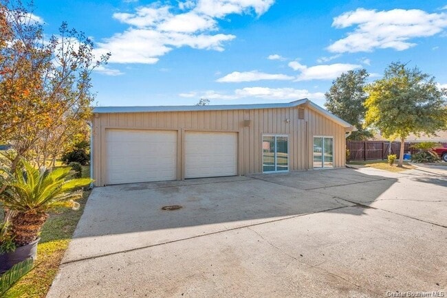 Building Photo - 4900 E St Charles Ave