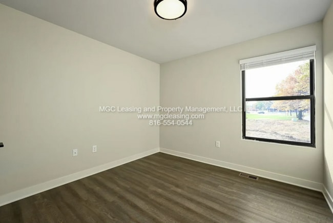 Building Photo - Oak Ridge Falls – Exterior Unit with 2-Car Garage! July Specials Available Now!