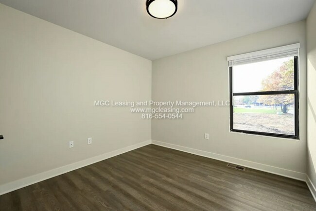 Building Photo - Oak Ridge Falls – Last exterior 3 bedroom townhome until fall! Specials Available Now!
