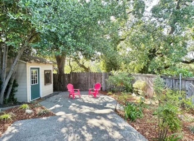 Building Photo - Lovely 1 Bedroom 1 Bath with a Beautiful Back Yard