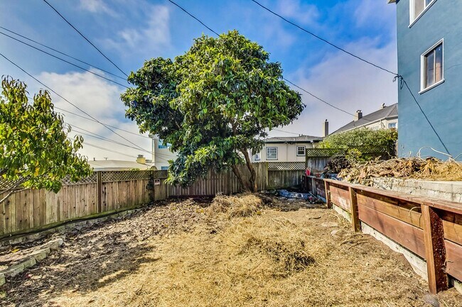 Building Photo - Introducing the Perfect Blend of Elegance and Comfort in San Francisco's Westwood Highlands!