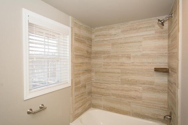Building Photo - 1/1 Retreat! Very Spacious Open Floor Plan!