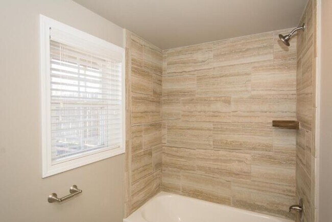 Building Photo - Spacious 1/1 Retreat – Steps from TU & Tulsa’s Hot Spots