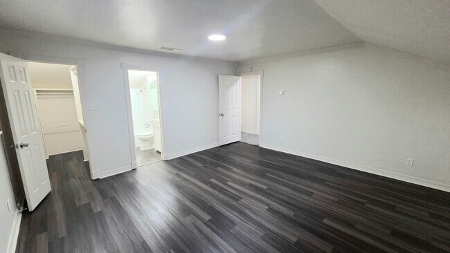 Building Photo - 215 Johnson Dr