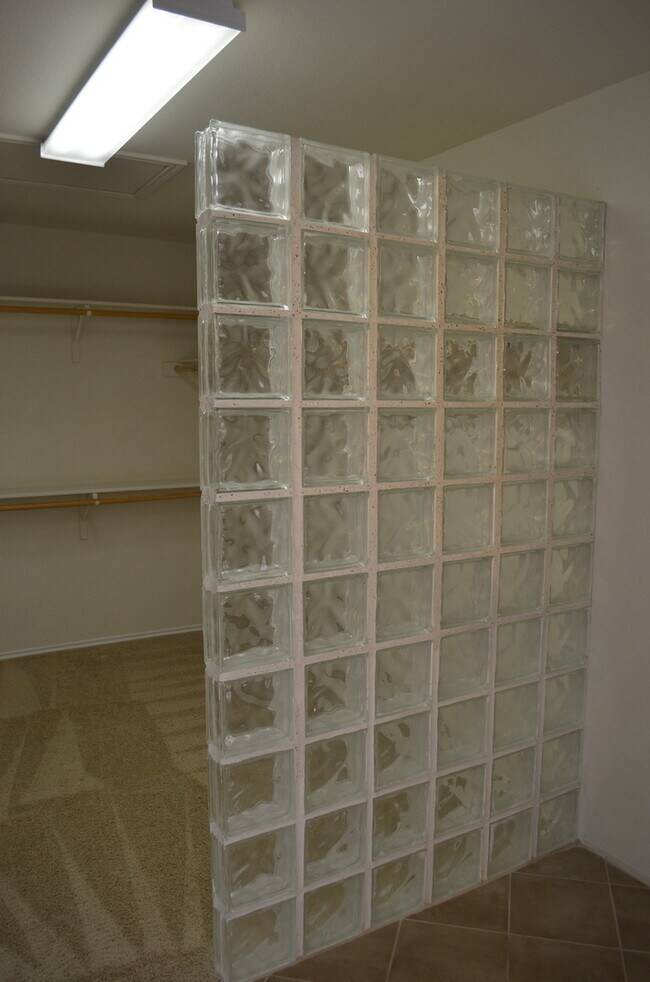 Building Photo - HUGE 5 BEDROOM HOME IN SAVANNAH HEIGHTS!