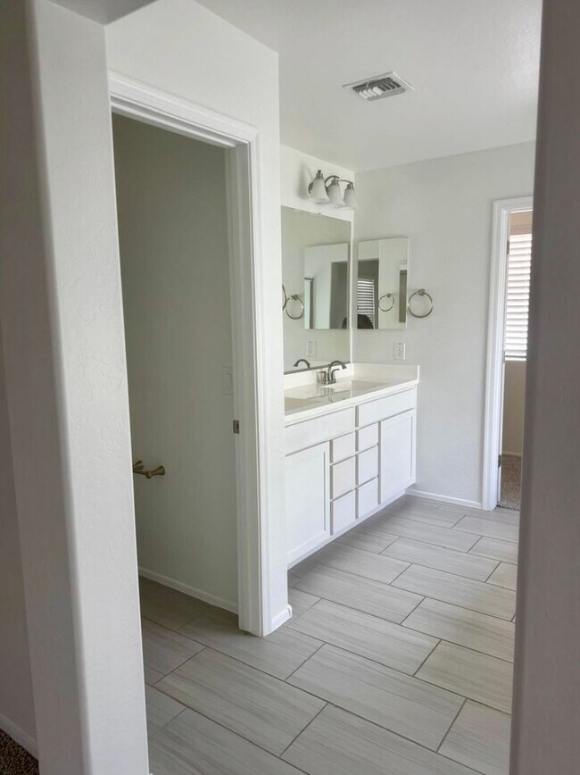 Building Photo - Exquisite 4 bd/2.5 bath home in Albany Village