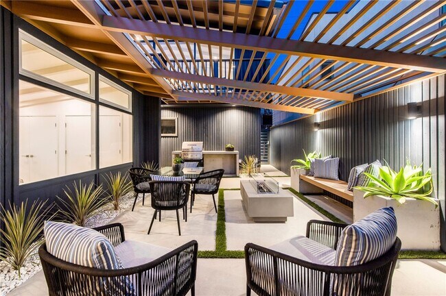 Building Photo - 816 The Strand