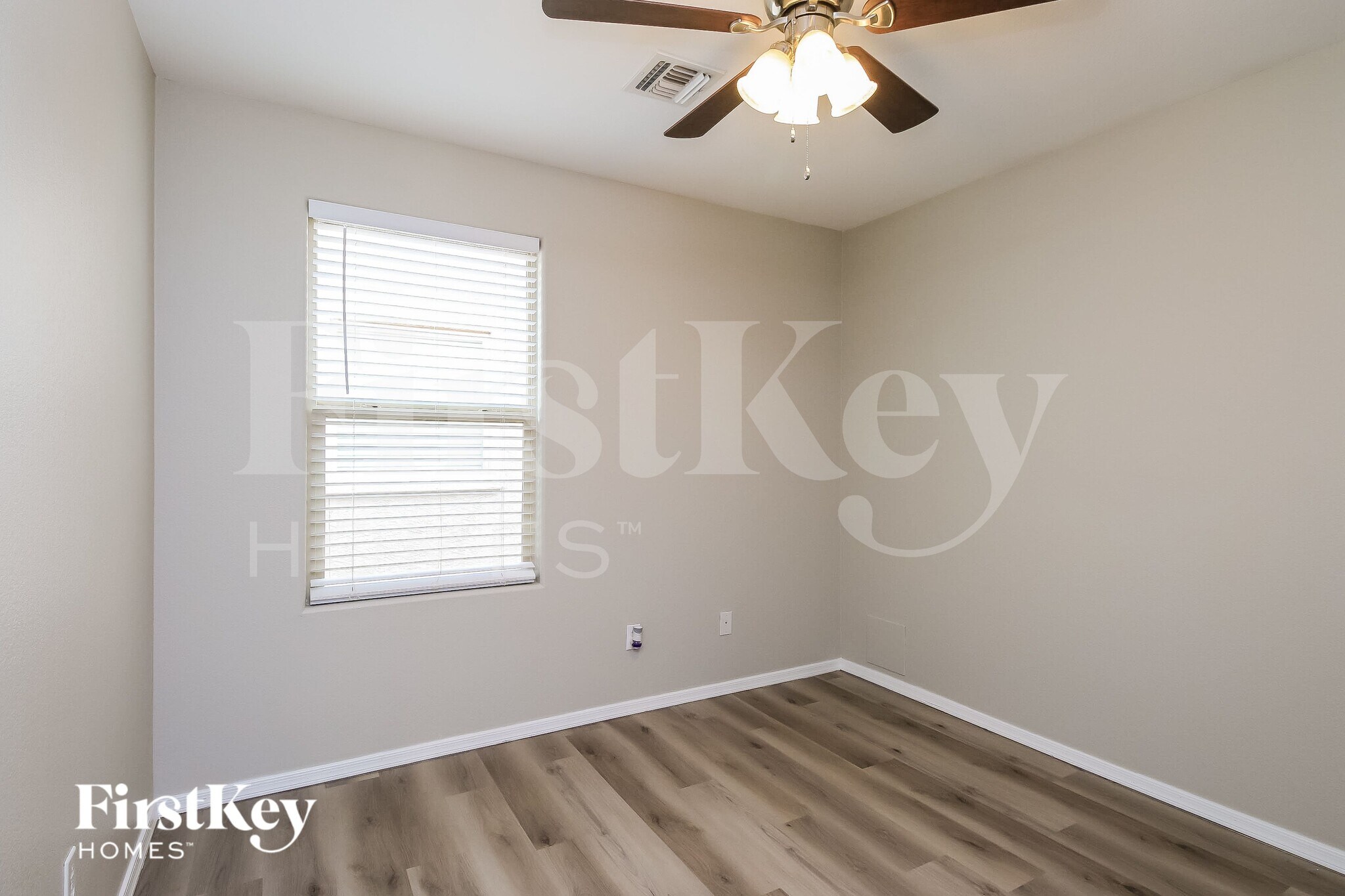 Building Photo - 941 E Leslie Ave